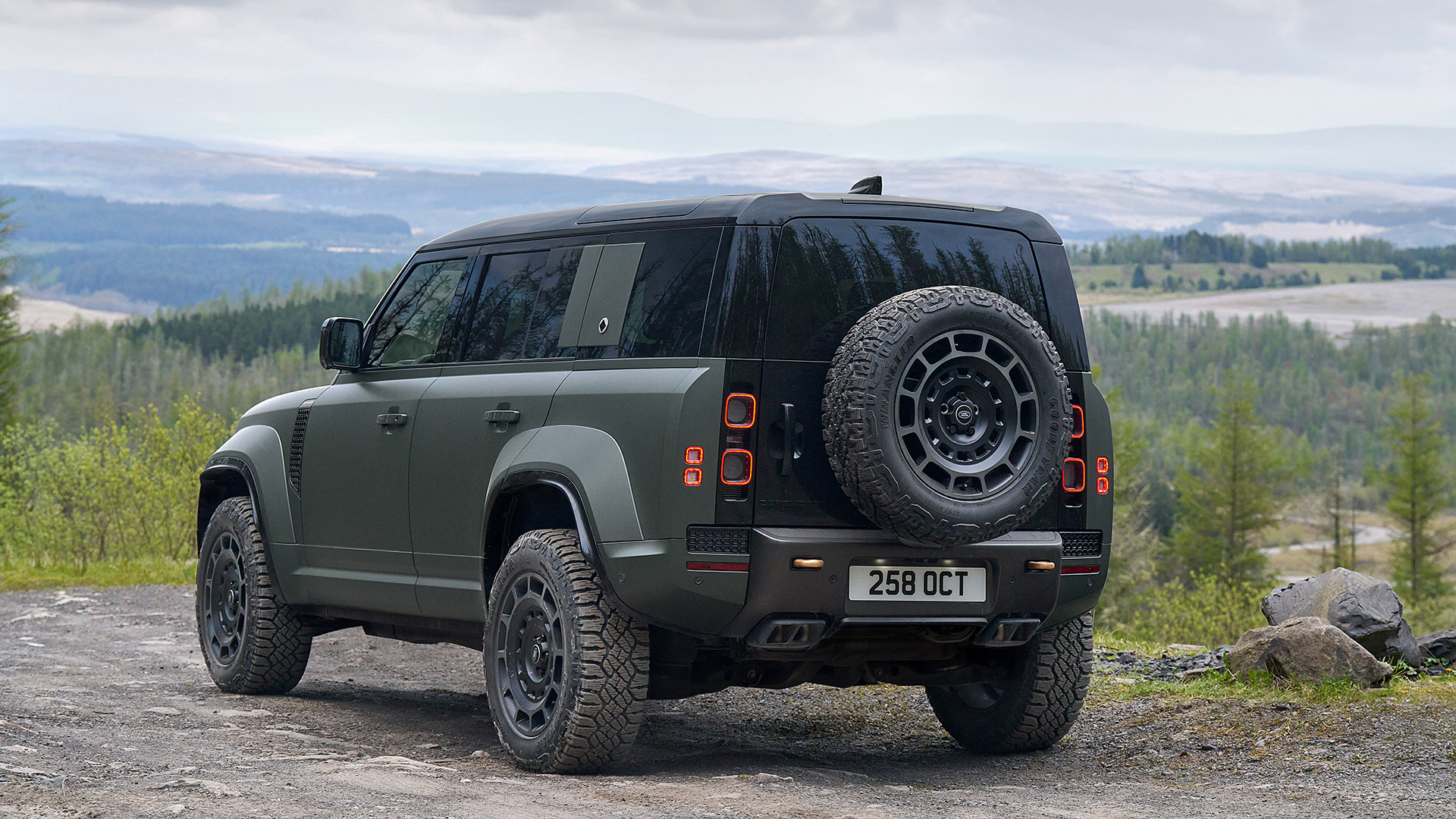 2025 Land Rover Defender Octa 4